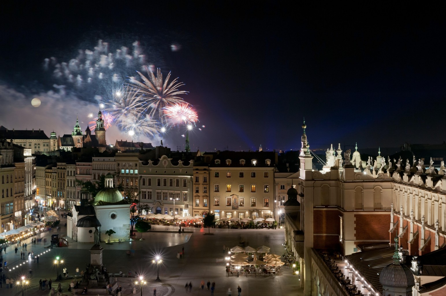Vista notturna su Cracovia con fuochi d'artificio